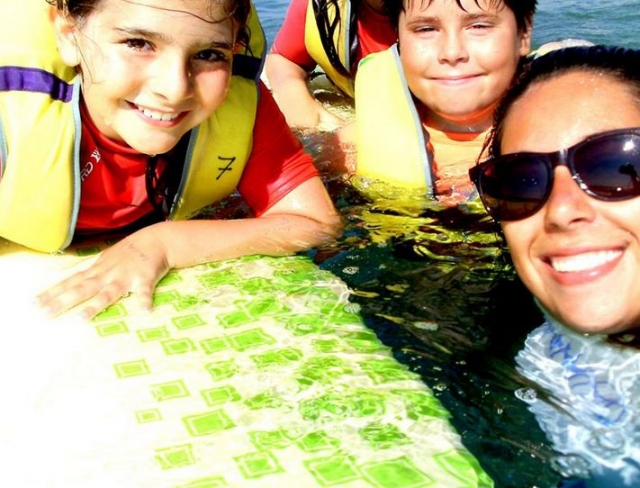 ninos junto a una monitora en el agua.jpg